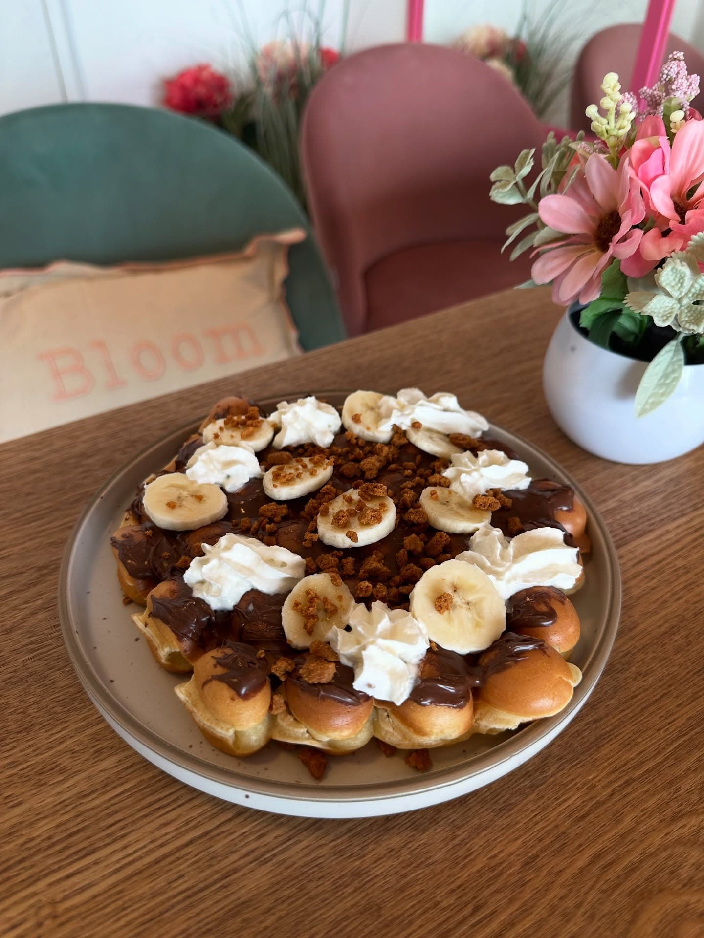 Gaufre bubble nappée de chocolat, banane et chantilly chez Bloom