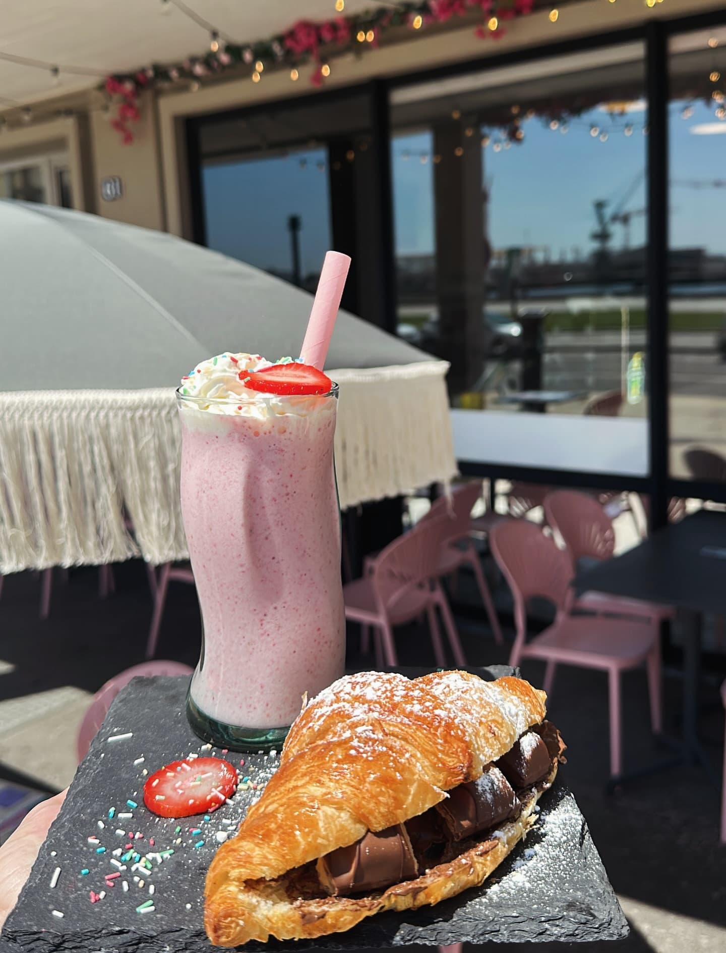 Milkshake à la fraise et croissant au chocolat